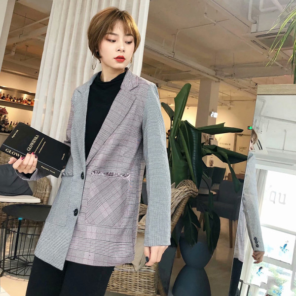 Moodne asümmeetriline ruuduline jakk taskute ja nööpidega