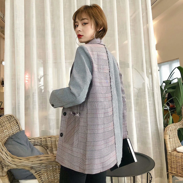 Moodne asümmeetriline ruuduline jakk taskute ja nööpidega