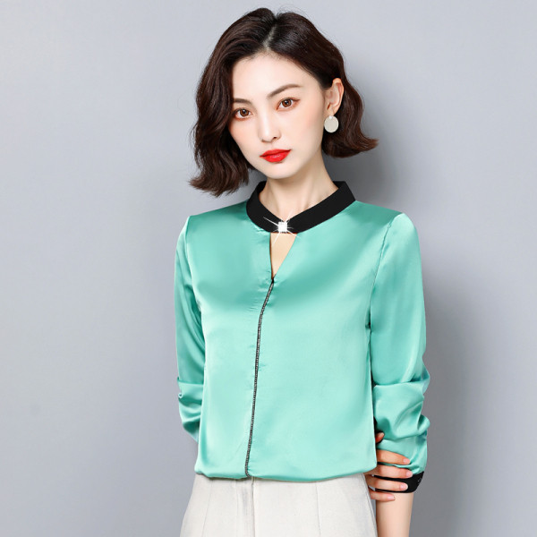 Naiste madala krae ja pikkade varrukatega siidist särk