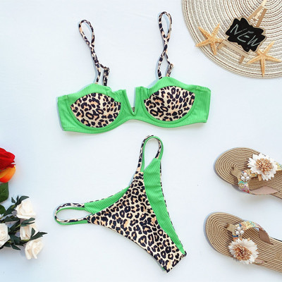 Kaheosaline V-kaelusega, õhukeste rihmade ja leopardimustriga ujumistrikoo