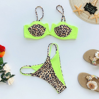 Kaheosaline V-kaelusega, õhukeste rihmade ja leopardimustriga ujumistrikoo