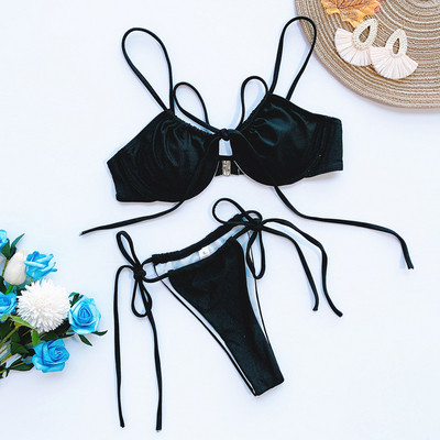 Kaheosaline ujumistrikoo lihtne lipsudega mudel