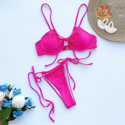 Kaheosaline ujumistrikoo lihtne lipsudega mudel