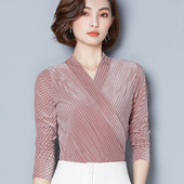 Uut mudelit pikkade varrukatega ja spitsikaelusega naiste pluus