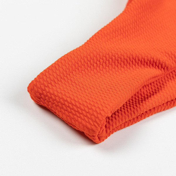 Narančasti dvodijelni kupaći kostim s gornjim dijelom u obliku mosta i ukrasnim čvorom