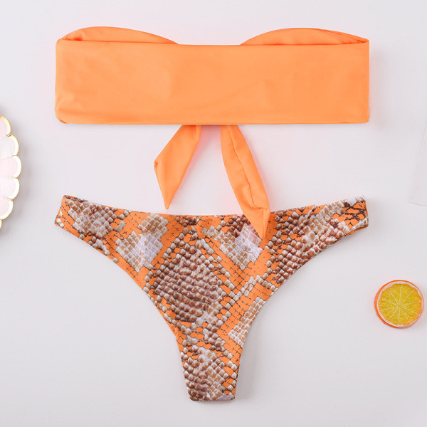 Dvodijelni kupaći kostim s jednobojnim gornjim dijelom i donjim dijelom sa životinjskim uzorkom