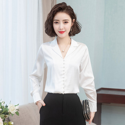 Moodne naiste särk nööpide ja klassikalise kraega