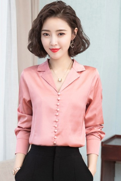 Moodne naiste särk nööpide ja klassikalise kraega