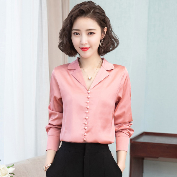 Moodne naiste särk nööpide ja klassikalise kraega