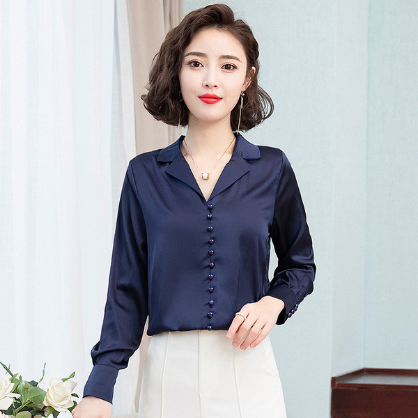 Moodne naiste särk nööpide ja klassikalise kraega