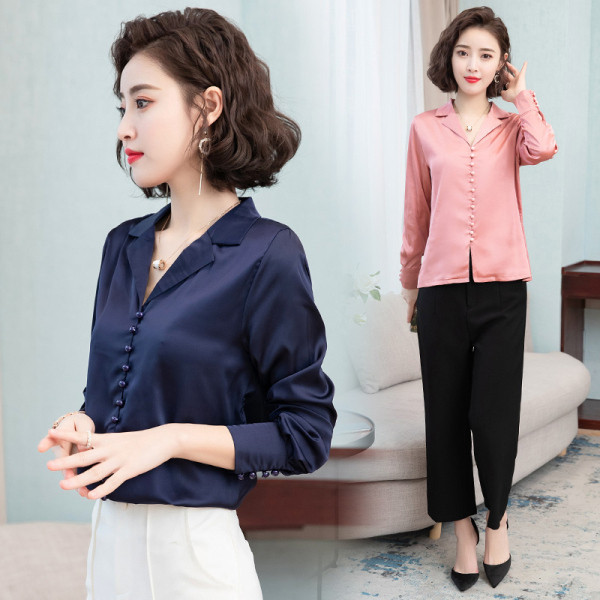 Moodne naiste särk nööpide ja klassikalise kraega