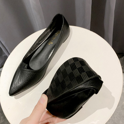 Ежедневни дамски обувки заострен модел и ниска подметка от еко кожа