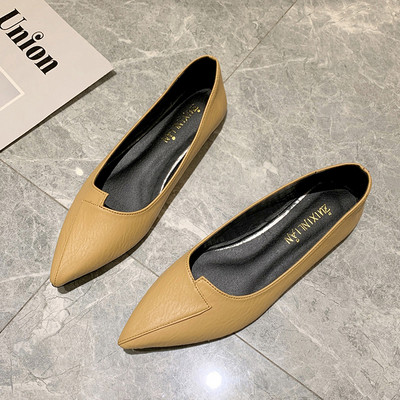 Ежедневни дамски обувки заострен модел и ниска подметка от еко кожа