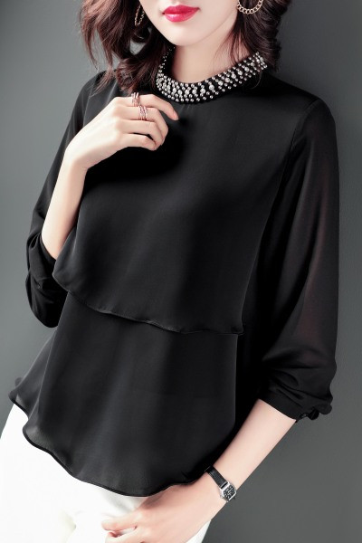 Moodne naiste pikkade varrukate ja pärlitega pluus