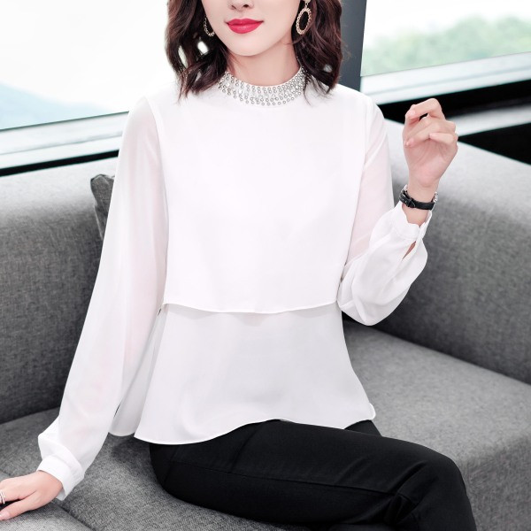 Moodne naiste pikkade varrukate ja pärlitega pluus