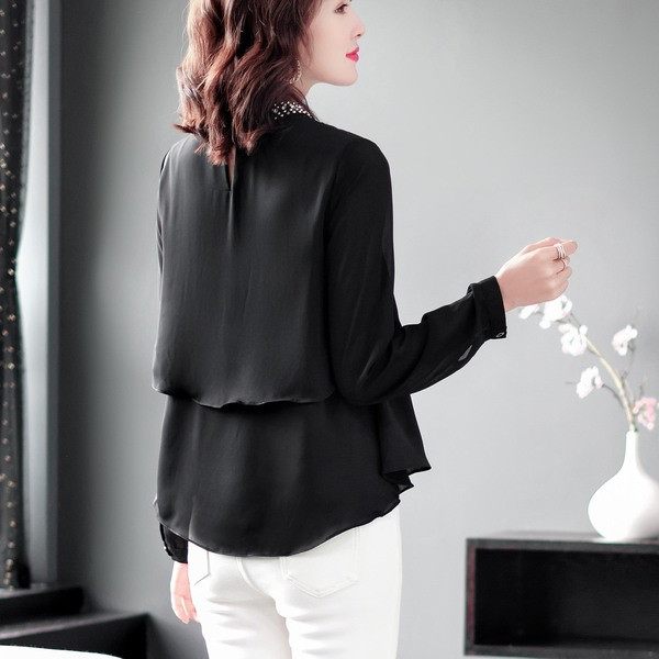 Moodne naiste pikkade varrukate ja pärlitega pluus