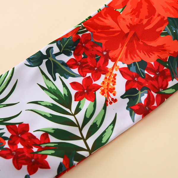 Modern kétrészes fürdőruha szalagos felsővel, virágmintával