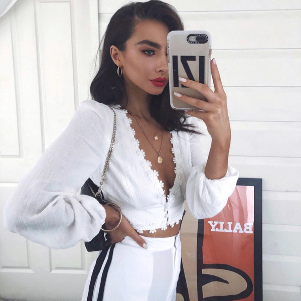 Moodne naiste pikkade varrukate ja sügava kaelusega pluus