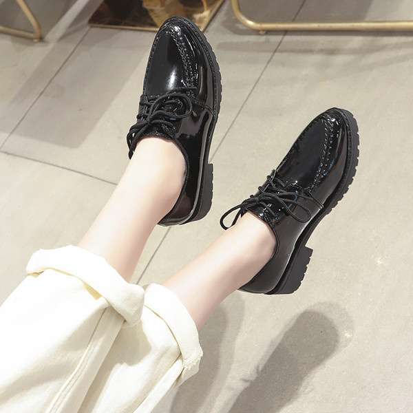 Дамски ежедневни обувки с връзки заострен модел от еко кожа - два модела