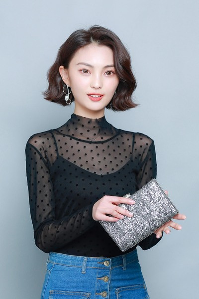 Must naiste pikkade varrukate ja kõrge kraega pluus