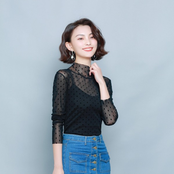 Must naiste pikkade varrukate ja kõrge kraega pluus