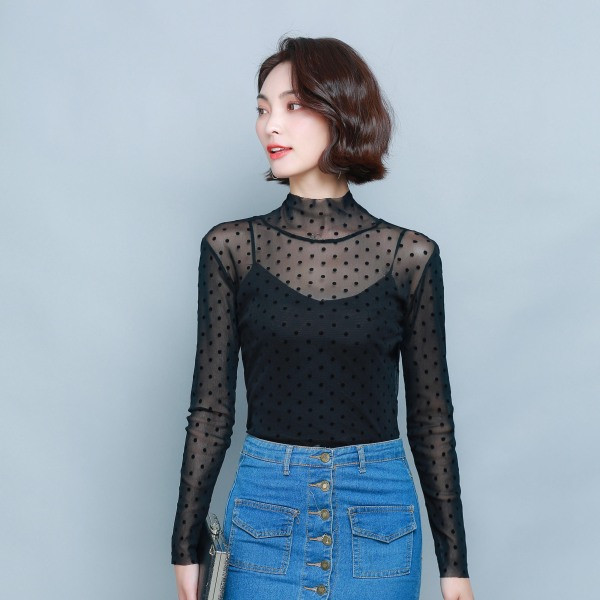 Must naiste pikkade varrukate ja kõrge kraega pluus