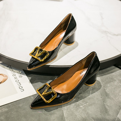 Naiste vabaajajalatsid madala paksu kontsaga ja metallelemendiga