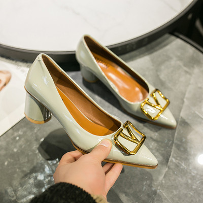 Naiste vabaajajalatsid madala paksu kontsaga ja metallelemendiga