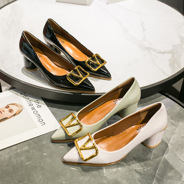 Naiste vabaajajalatsid madala paksu kontsaga ja metallelemendiga