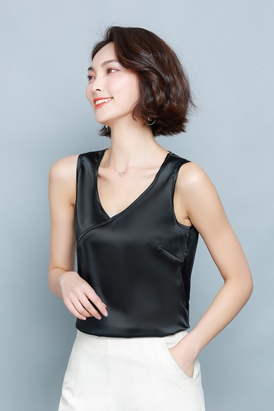 Modern női felső V-nyakkal és széles pántokkal