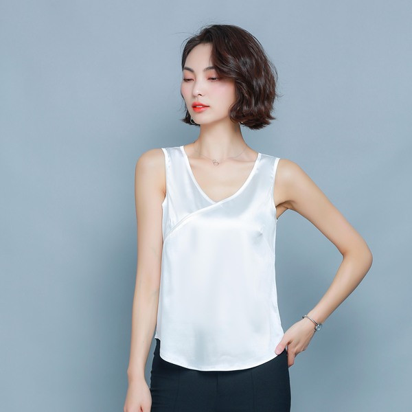 Modern női felső V-nyakkal és széles pántokkal