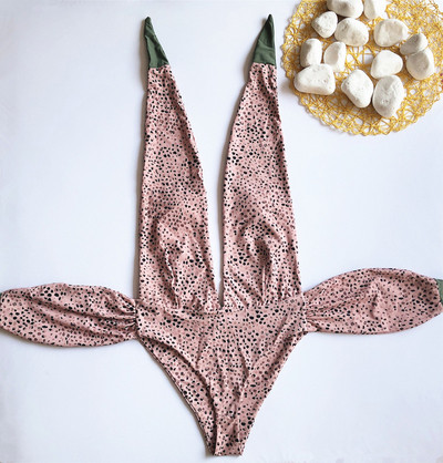 Цял бански костюм на точки с дълбоко деколте и връзки на талията