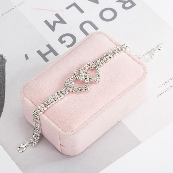 Modern női karkötő szívekkel és kövekkel