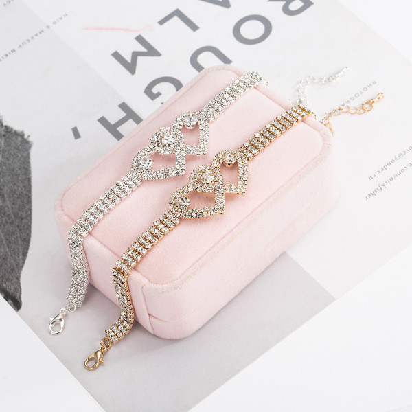 Modern női karkötő szívekkel és kövekkel