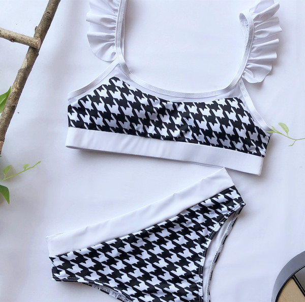 Új modell fürdőruha két részből, széles pántokkal és magas derékkal