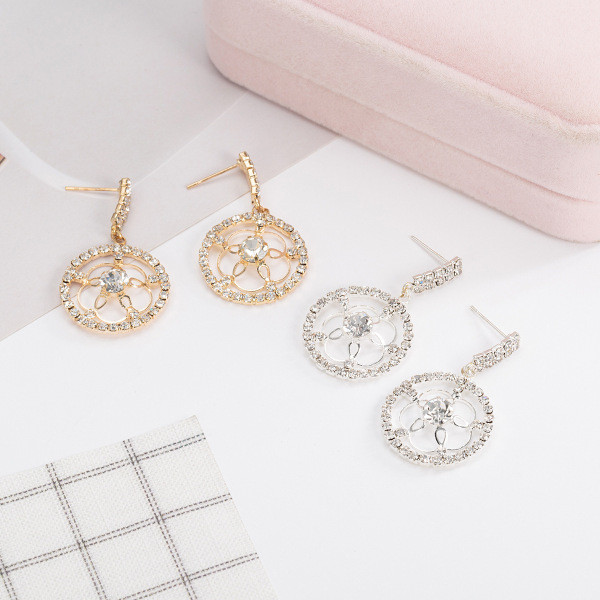 Modernūs moteriški apvalios formos kabantys auskarai su akmenukais