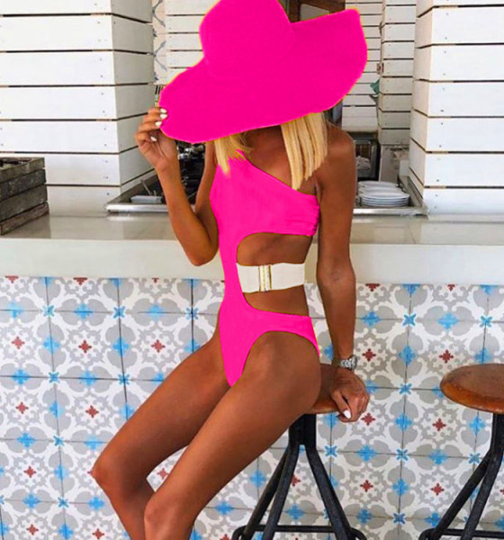 Egy egész fürdőruha kivágásokkal és pánttal