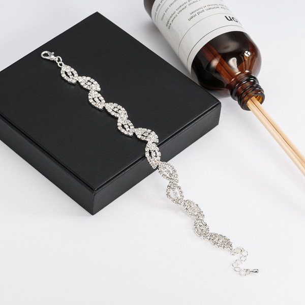 Elegantiška moteriška daugiasluoksnė apyrankė su akmenukais