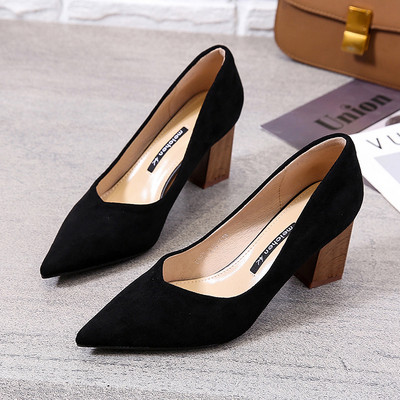 Modern alkalmi cipő hegyes modell alacsony vastag sarokkal