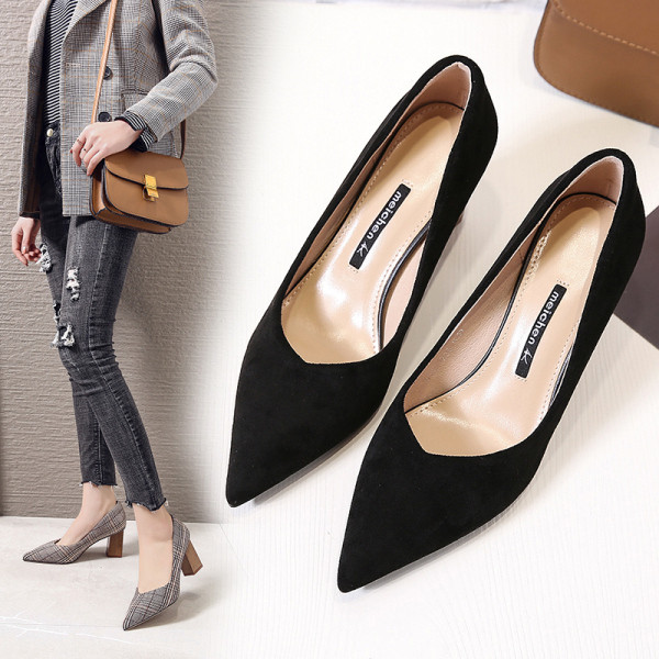 Modern alkalmi cipő hegyes modell alacsony vastag sarokkal