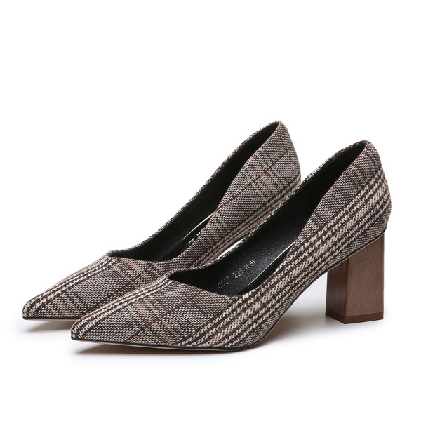 Modern alkalmi cipő hegyes modell alacsony vastag sarokkal