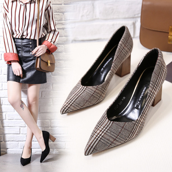 Modern alkalmi cipő hegyes modell alacsony vastag sarokkal