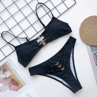 Kétrészes fürdőruha vékony pántokkal és fém részletekkel