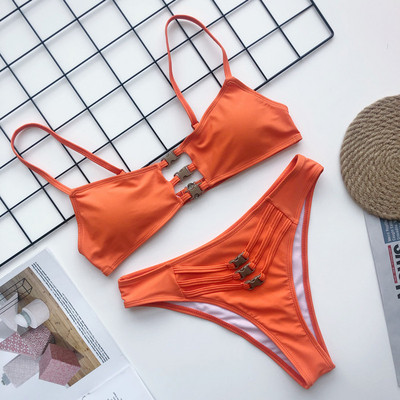 Kétrészes fürdőruha vékony pántokkal és fém részletekkel