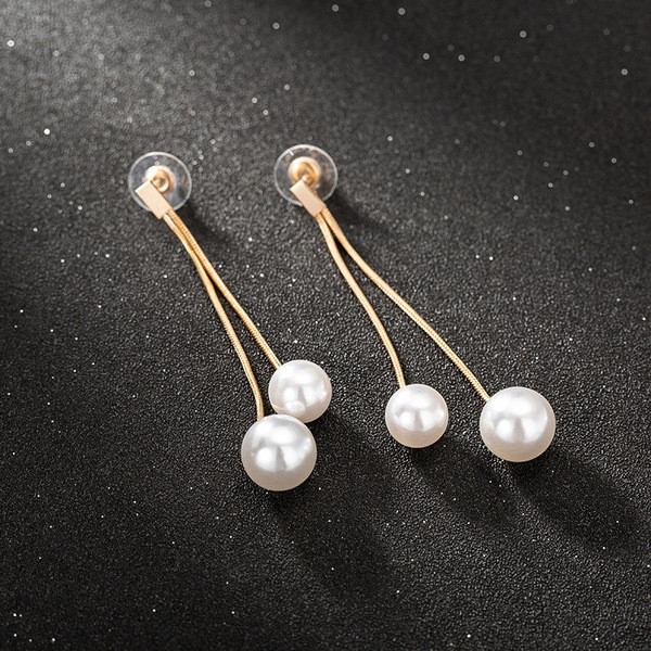 Elegantsed naiste rippuvad pärlitega kõrvarõngad