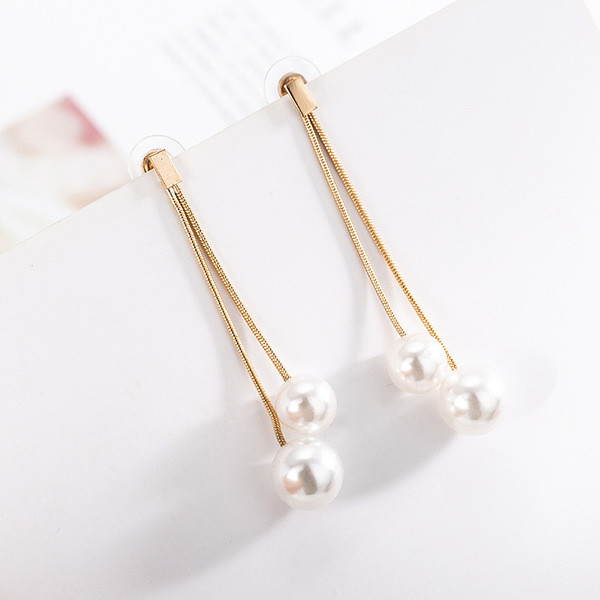 Elegantsed naiste rippuvad pärlitega kõrvarõngad