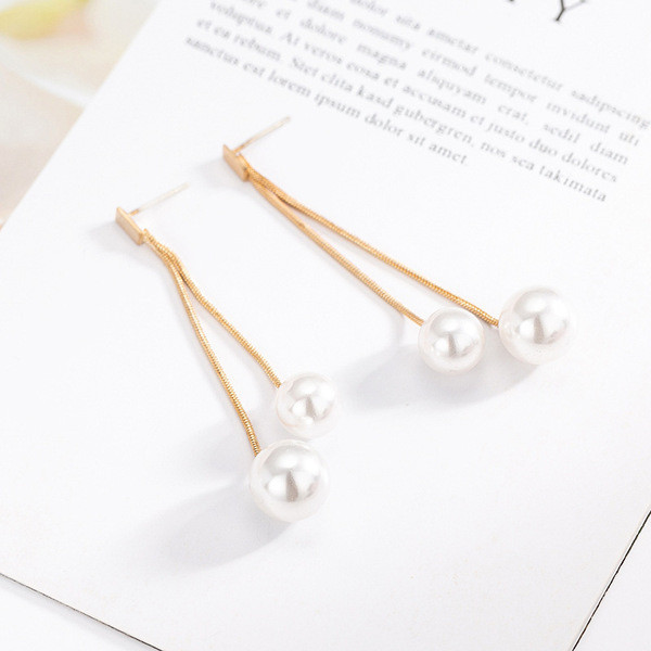 Elegantsed naiste rippuvad pärlitega kõrvarõngad