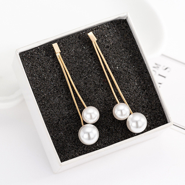 Elegantsed naiste rippuvad pärlitega kõrvarõngad