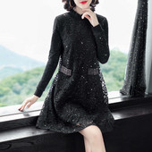 Stílusos fekete női ruha, hosszú ujjal és fényes hatással