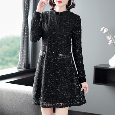 Stílusos fekete női ruha, hosszú ujjal és fényes hatással